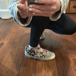 Golden goose mid star distressed Daisy fabric with white star.